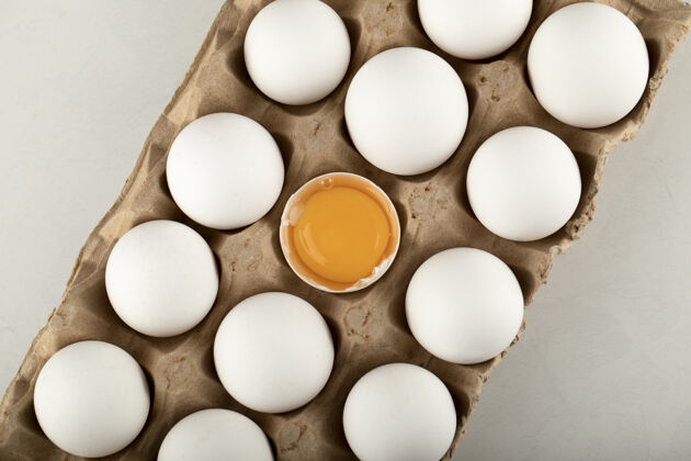 许多生鸡蛋装在纸箱里家禽食品生的