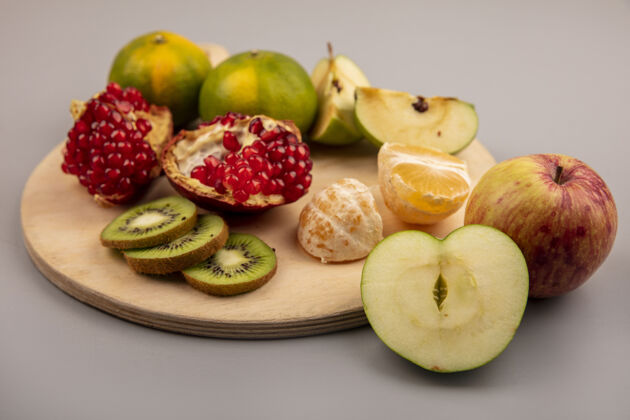 橘子顶视图健康的苹果与水果 如石榴猕猴桃橘子上的木制厨房板灰色顶部板