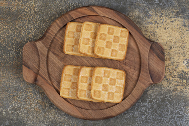 饼干木板上的美味饼干饼干营养烤的