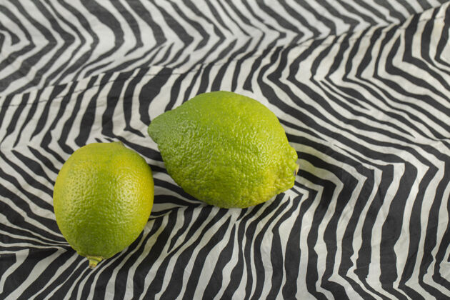 明亮漂亮桌布上的绿色柠檬有机水果素食