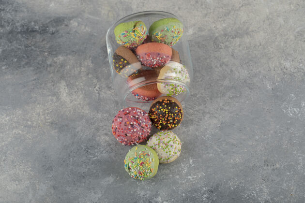 堆栈一个装满五颜六色的小甜甜圈的玻璃罐颜色小美味