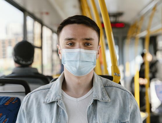 公共服务年轻人戴着口罩坐公交车城市交通车辆感染预防