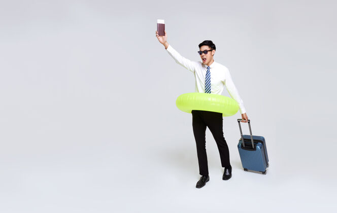 男快乐的亚洲商人带着护照和行李享受他们的暑假假期探索手提箱登机牌