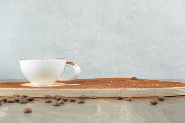 咖啡渣木版卡布奇诺配咖啡豆香味烤的杯子