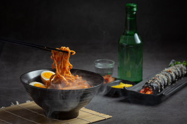烹饪韩式方便面和韩国辣酱泡面 古老的食物韩国葱拉面