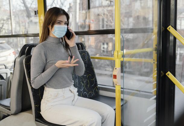车辆年轻女子乘坐城市巴士使用智能手机旅行乘客使用