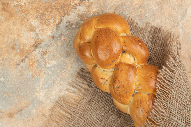 面包房新鲜的白面包放在大理石表面的麻布上热的面包糕点