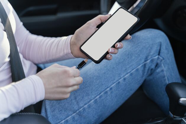 汽车在车里给手机充电的女人人女人司机