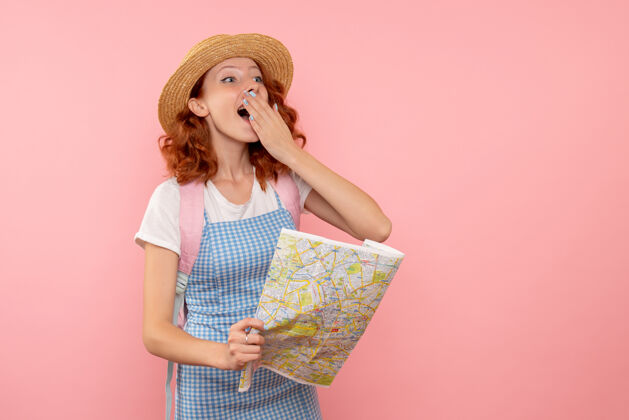 地图女游客正拿着地图在外国城市寻找方向外国情感旅行