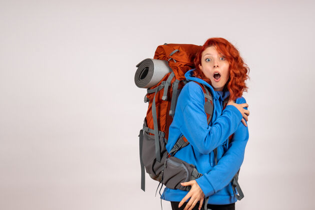 成人女游客背着背包上山旅游快乐情感人