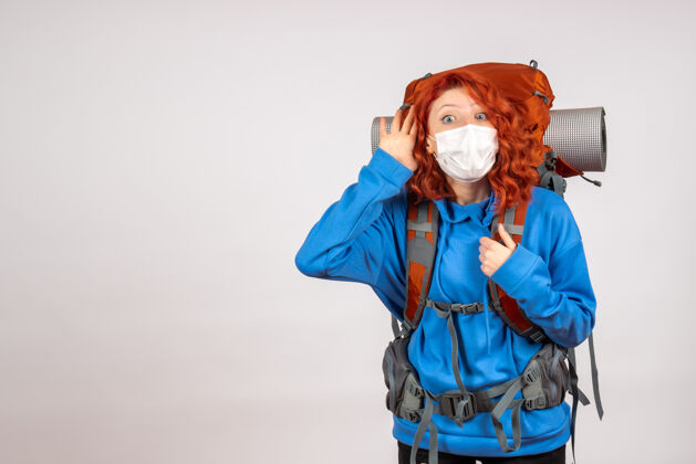 成人正面图女游客带着背包 戴着面具上山旅游山徒步旅行人