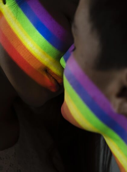 宽容美丽的同性恋夫妇与同性恋者标志自由骄傲权利