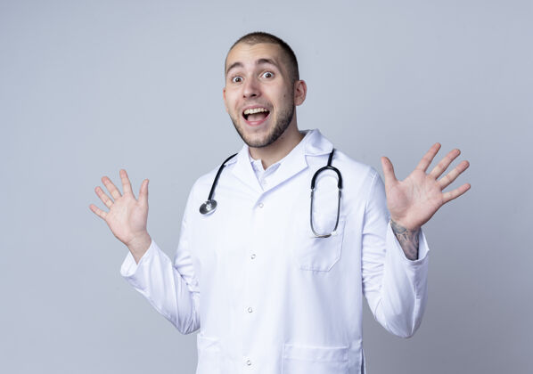 医生令人印象深刻的年轻男医生穿着医用长袍 脖子上戴着听诊器 双手空空地孤立在白色皮肤上医疗周围长袍