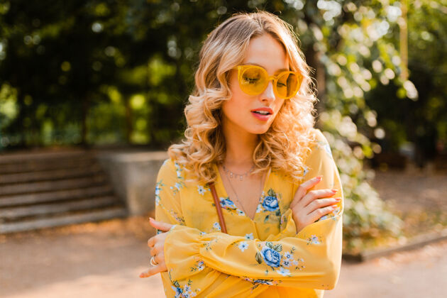 女孩美丽的金发时尚女人的画像穿着黄色上衣戴着太阳镜 缤纷的夏季时尚潮流 阳光明媚的日子优雅女士年轻