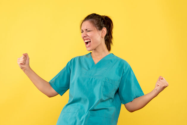 自信前视图黄色背景上穿着医用衬衫的女医生护士医疗人