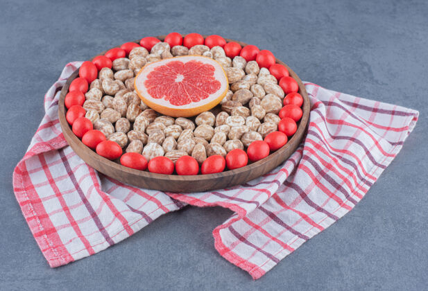 口香糖托盘的饼干和牙龈与葡萄柚在中间 在大理石背景美味葡萄柚耐嚼