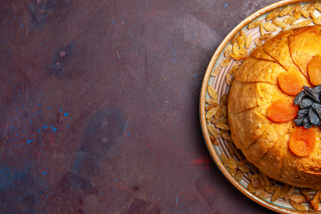 面包俯瞰美味的沙赫普洛夫米饭与葡萄干上黑暗的背景餐面团烹饪食物无脊椎动物烹饪背景