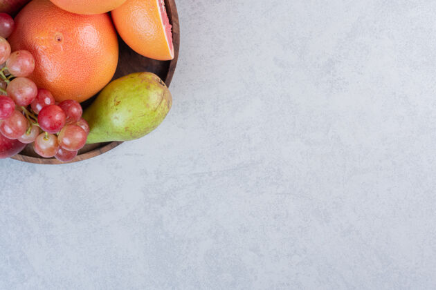 柑橘装满新鲜有机水果的木制盘子灰色背景新鲜明亮梨