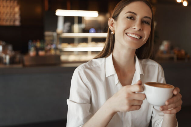 深色头发特写肖像快乐的女商人在白色衬衫 微笑愉快地坐在咖啡馆员工专业人士咖啡