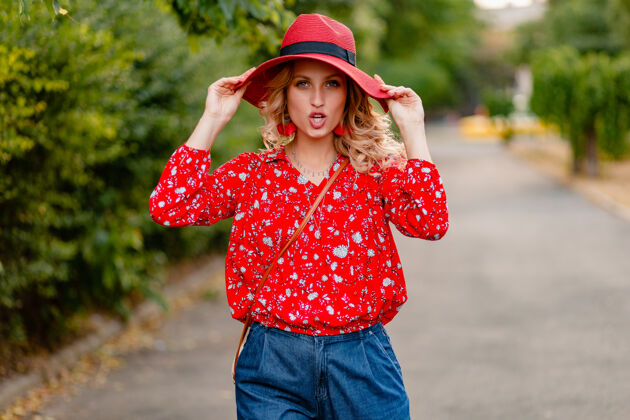 女性美丽迷人的时尚金发微笑的女人在稻草红帽子和衬衫夏季时尚服装装束女孩女人