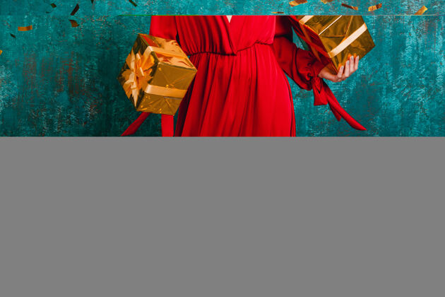 节日迷人的快乐微笑的女人穿着时尚的红色连衣裙 用礼物庆祝圣诞节和新年时尚优雅欢乐