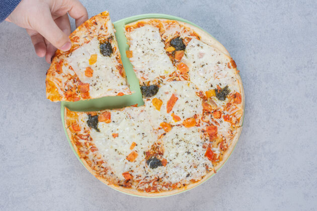 四美味的披萨 灰色背景上有咸黄瓜和奶酪四烘焙四