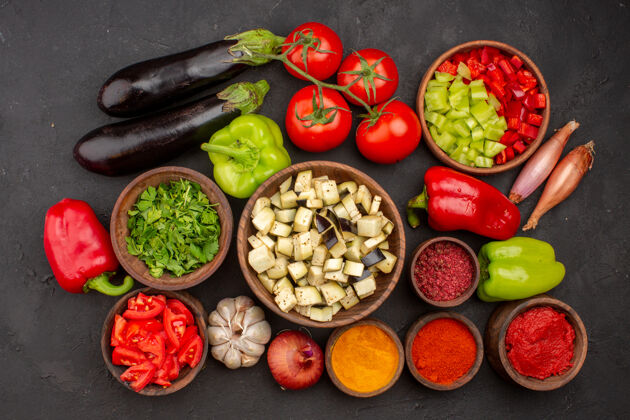 顶部顶视图新鲜蔬菜与绿色和不同的调味品上灰墙餐沙拉健康食品蔬菜饮食调味品新鲜
