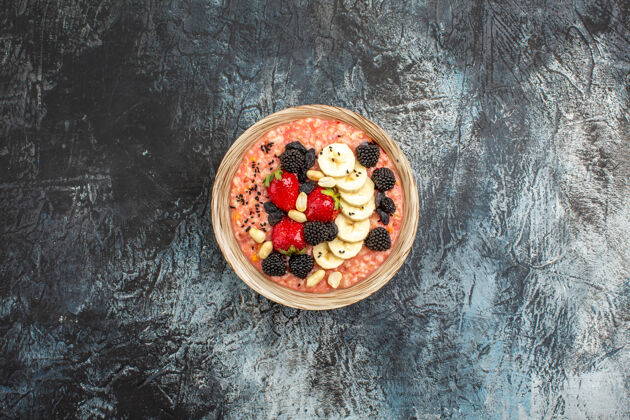 浆果新鲜水果切片的果味慕斯里顶视图早餐汤匙水果