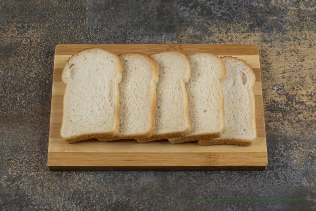 面包房把自制面包片放在木板上新鲜面包食品