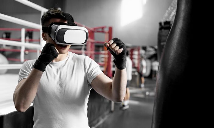 男人在拳击训练中使用虚拟现实护目镜的人运动锻炼运动员