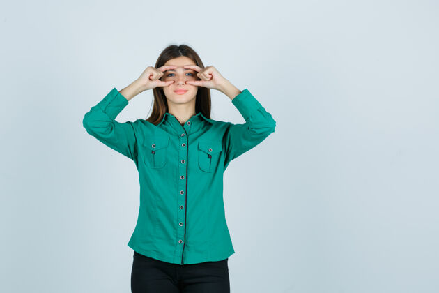 卷发照片中的年轻女性戴着眼镜 穿着绿色衬衫 看上去很快乐女孩时尚乐趣