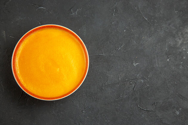 颜色碗里美味南瓜汤的俯视图南瓜汤食谱顺滑