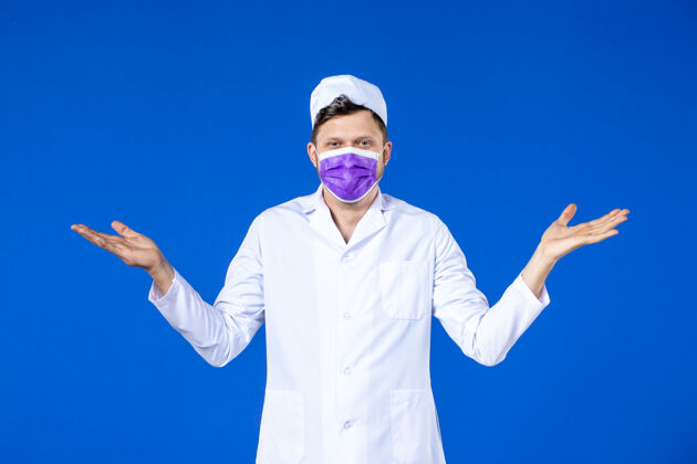 药品身着医疗服 蓝色面罩 面带微笑的男医生正面图病毒衣服疾病