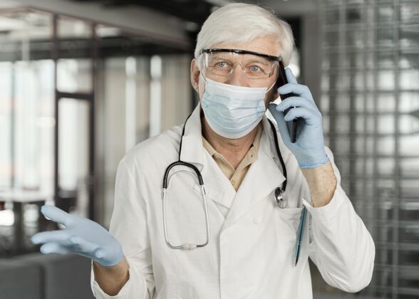 医生带医用面罩的男医生肖像健康实验室保健