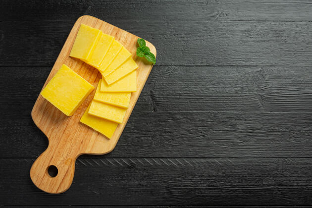 乳制品深色木头表面的切达干酪烹饪奶酪饮食