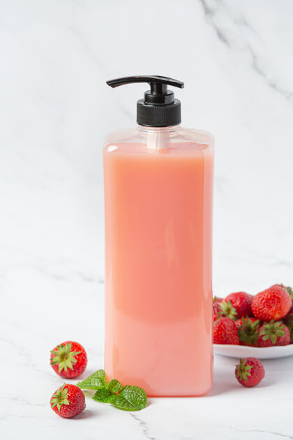瓶子白色表面草莓香波化妆瓶提取物植物红色