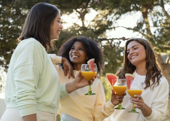 夏季中等身材的女人喝着美味的饮料乐趣季节朋友