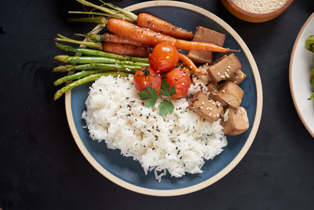 蔬菜健康的有机豆腐和饭碗午餐晚餐素食者
