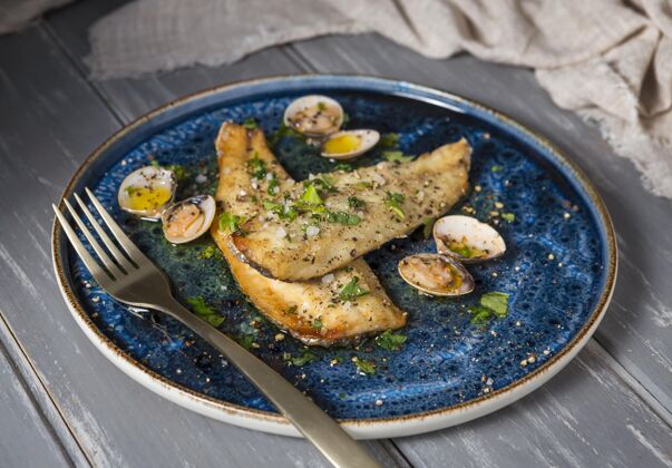 海洋鲈鱼盘布置厨房鱼烹饪