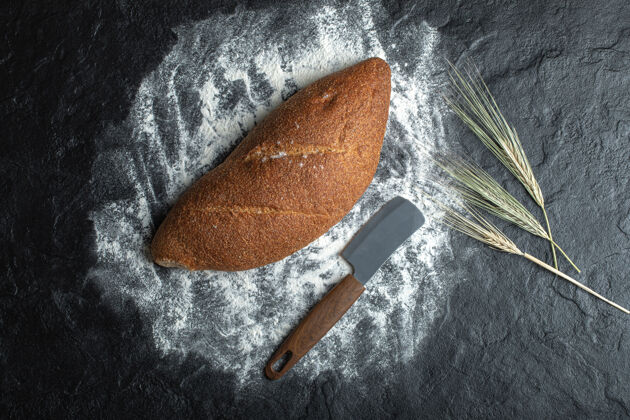 面包房用刀在白色背景上做新鲜美味的面包面粉健康面包