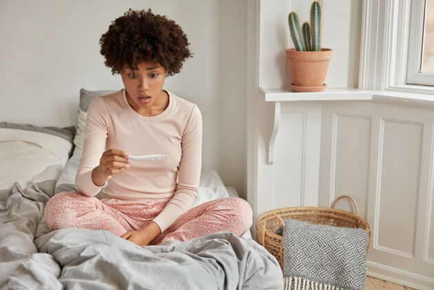 健康不想要的孩子震惊的黑皮肤年轻女子困惑地看着睡衣睡衣益智