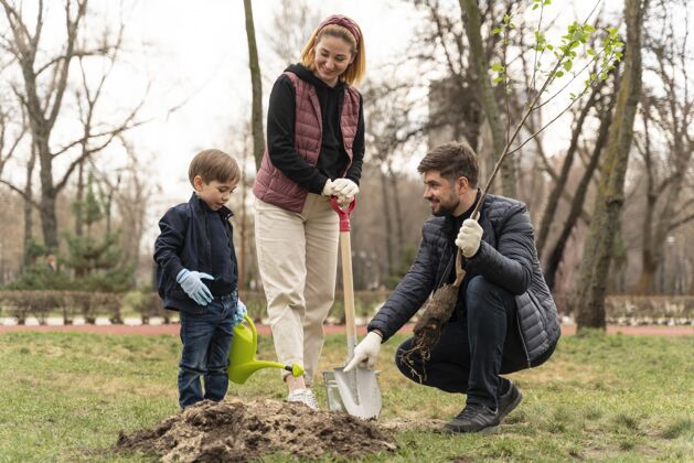 土壤一家人一起在户外的地上电镀护理种植工具