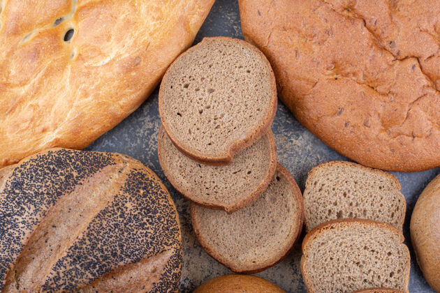酵母各种面包类型捆绑在一起大理石表面面包谷物面包