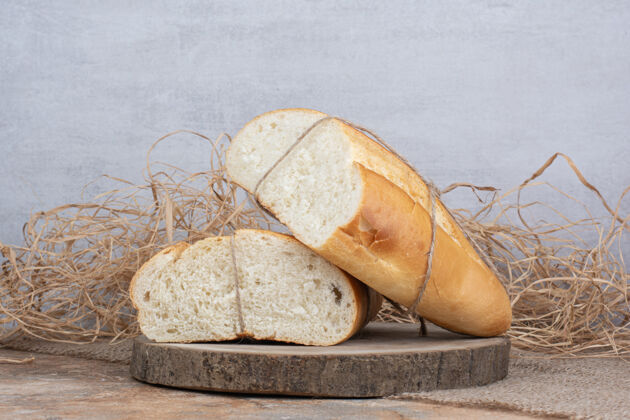 半熟的半切的面包用绳子绑在木片上新鲜的脆的好吃的