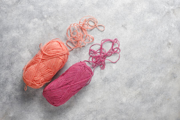 针织针用针线编织成不同颜色的纱线球毛各种卷