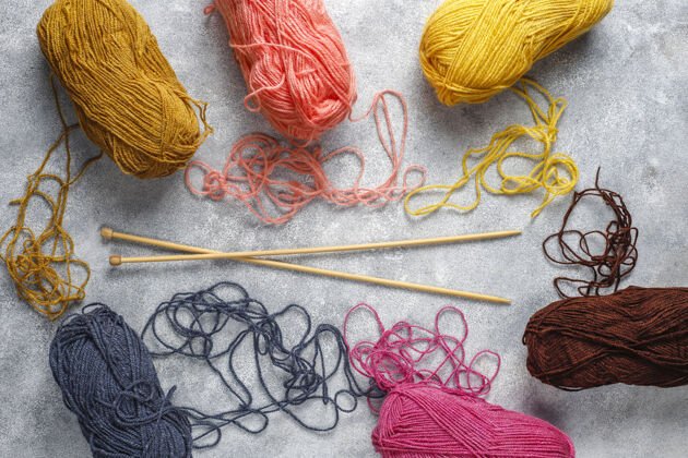 彩用针线编织成不同颜色的纱线球各种料圆