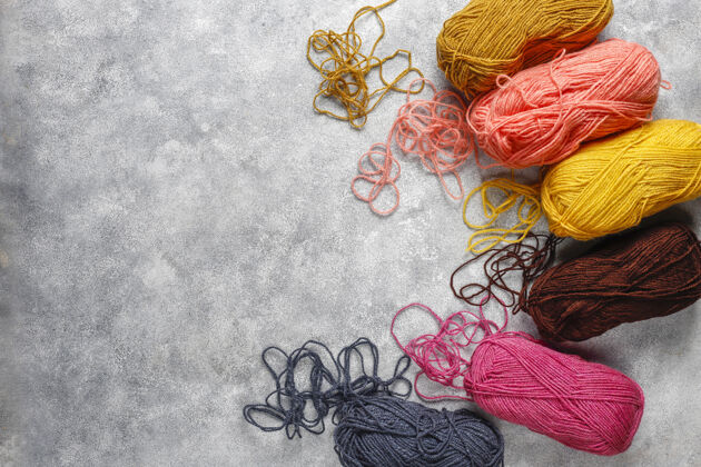 针织针用针线编织成不同颜色的纱线球彩毛针织