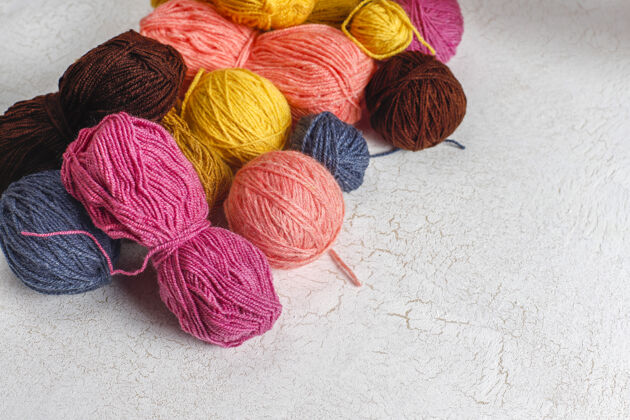 针织针用针线编织成不同颜色的纱线球料毛圆