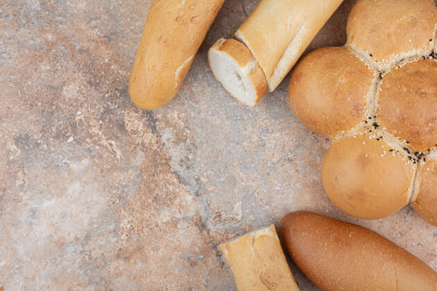 新鲜大理石背景上的各种新鲜面包法式面包切片面包房