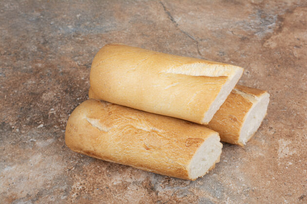 法式面包半切面包放在大理石表面一半食品新鲜